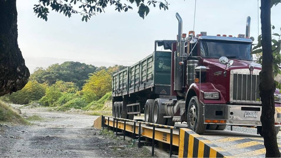 Flota de transporte de carga pesada cargando materiales de cantera para construcción e infraestructura