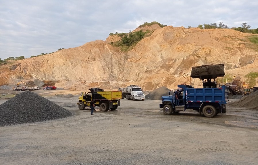 Operación de cargue y transporte de materiales en cantera por Transportadora Delta