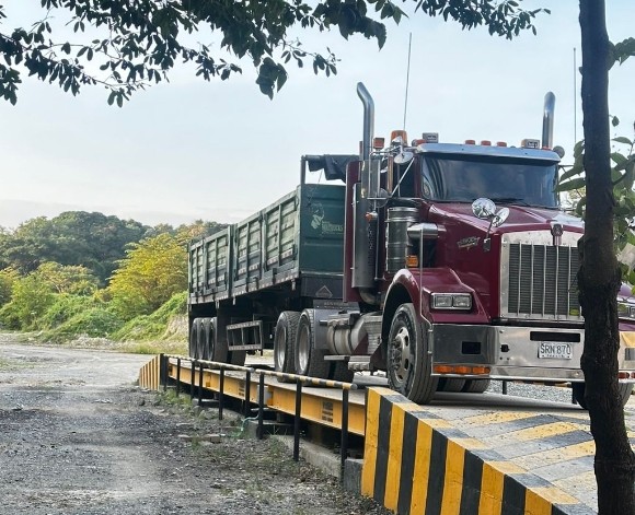 Tractocamión de carga pesada de Transportadora Delta operando en ruta logística